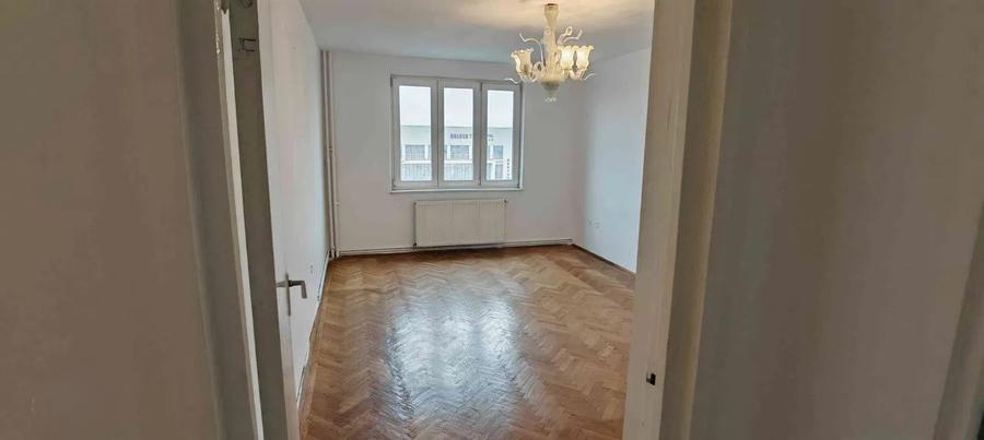 Apartament 3 camere liber la vanzare zona Calea Bucuresti
