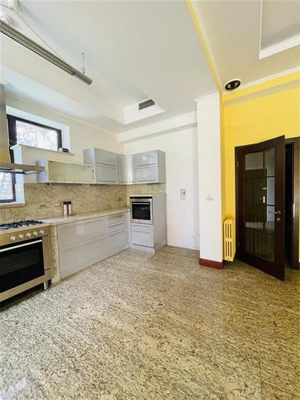 VANZARE VILA 8 CAMERE 652 mp teren zona Sisesti Sector 1