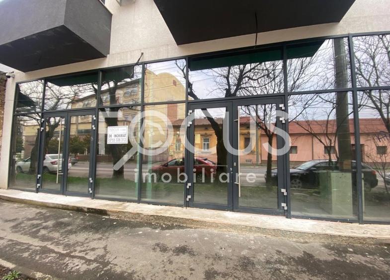 Inchiriez spatiu comercial - Vitrina 2 fronturi - terasa