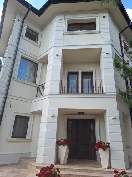Resedinta deosebita,renovata 2023,P+2,garaj 2 loc, sauna, piscina, teren 1130 mp