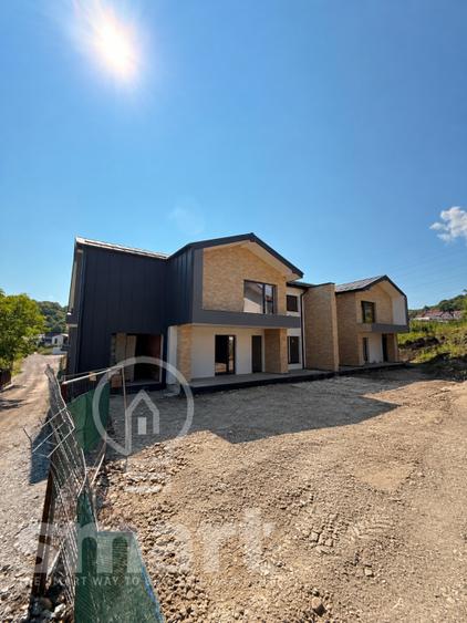 Duplex de vanzare 4 camere 142 mp utili 260 mp teren Manastur zona Campului