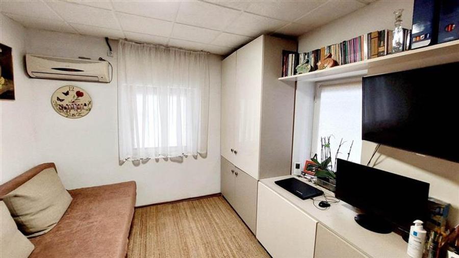 Vand casa mobilata, utilata, gradina generoasa, transport microbuz si tren spre