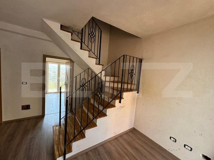 Apartament Tip Casă cu Scară interioară, Curte și Garaj generos –Micro