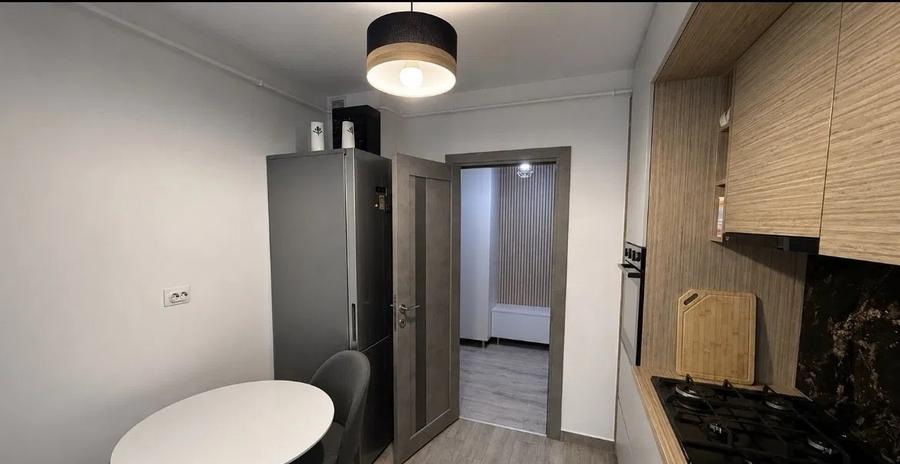 Apartament cu 3 camere decomandat, etaj intermediar, zona Alexandru cel Bun
