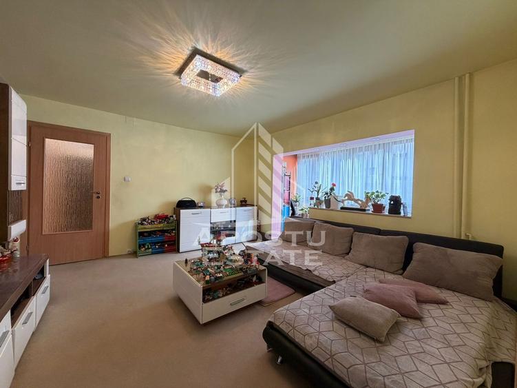 Apartament cu 3 camere, semidecomandat,centrala proprie,zona Girocului