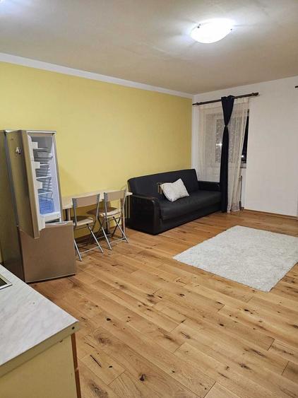 Garsoniera spatioasa la etaj intermediar, bloc cu Lift, Zona Broscarie