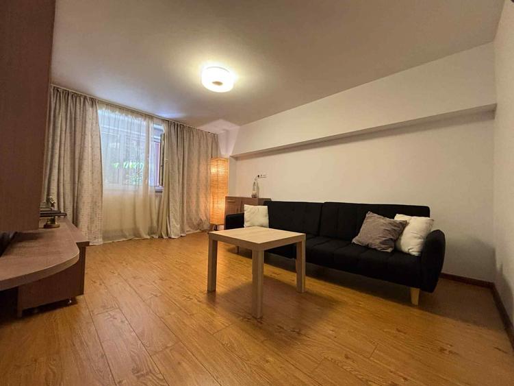 Apartament de închiriat  – 3 camere, curte proprie, zona Câmpului