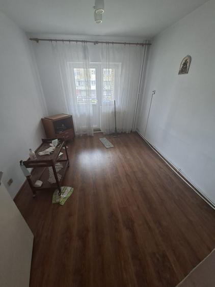 Apartament cu 3 camere, decomandat, etajul 1/8, zona Garii