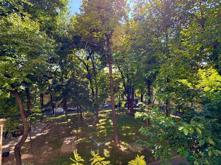 COPOU, langa Universitate, apartament 2 camere, spatios, decomandat, etaj 1