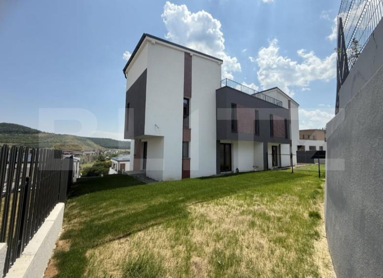 Casa de vanzare, cu 5 camere, 200 mp utili, 245 mp de teren, zona Teilor