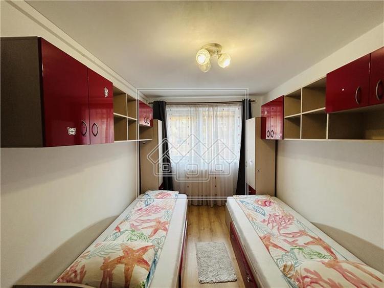 Apartament mobilat si utilat, 3 camere, balcon, zona Rahova