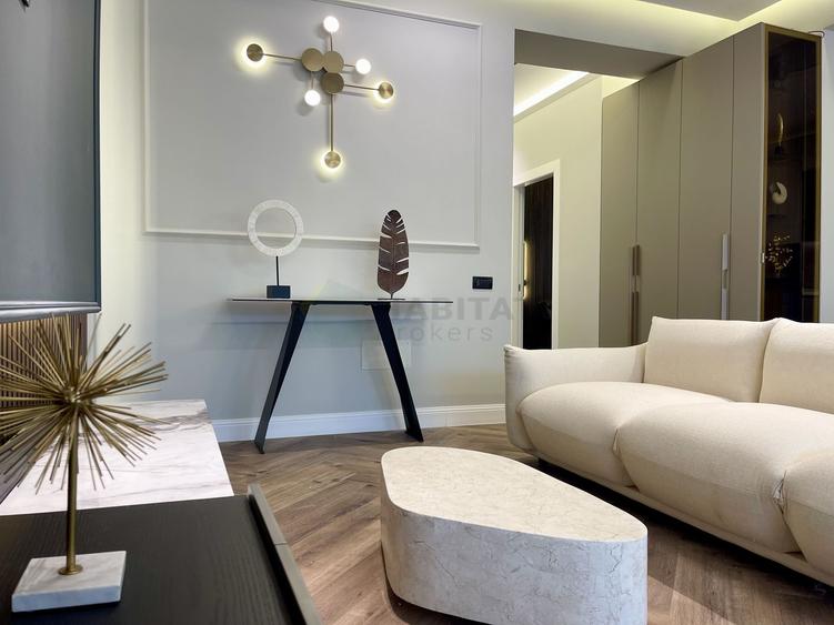 Vila 5 camere / Avangarde by the Lake