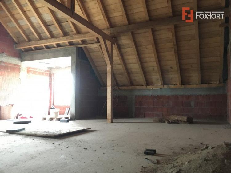 Casa tip triplex, cu 2 camere, de vanzare in Sanandrei.
