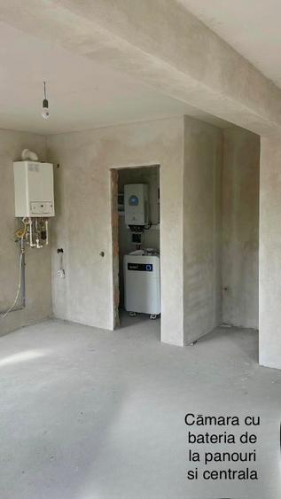 Casa de vânzare cu panouri fotovoltaice.
