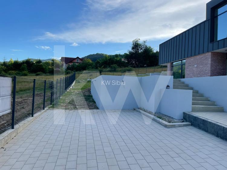 Casă arhitectură modernă cu panoramă spre Munții Făgăraș și Cetatea Cisnădioara - 59
