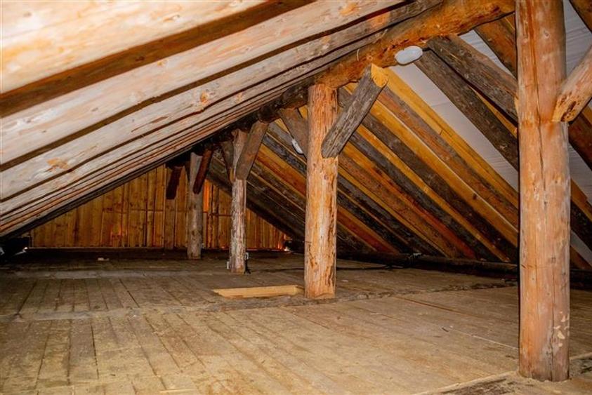 Casa din lemn rotund (Izvoru Muresului, str. Garii)