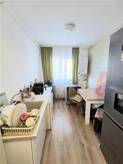 Apartament 3 Camere, Semidecomandat, Zona Dacia
