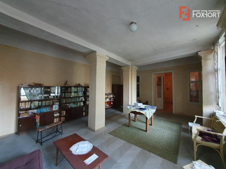 Apartament cu 5 camere de vanzare in Deta, zona Central