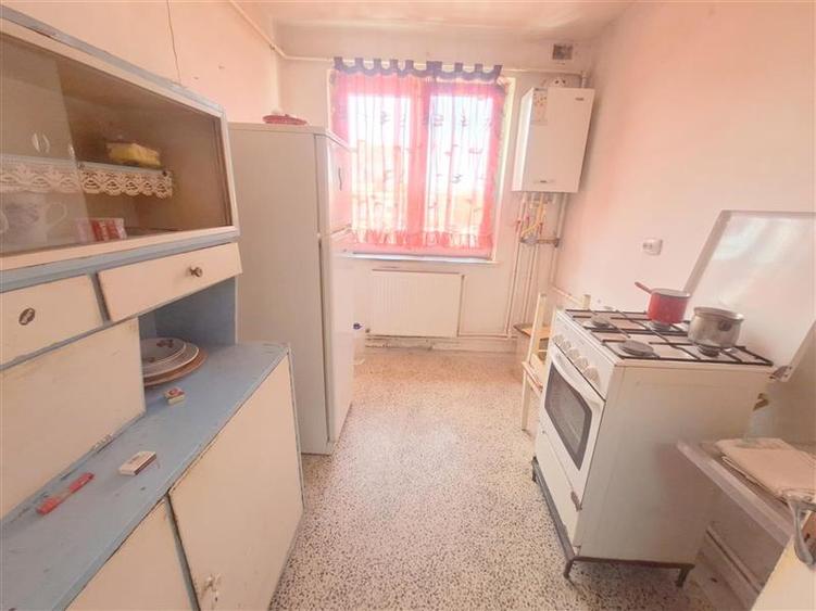 Apartament 2 camere semidecomandat, zona Garii