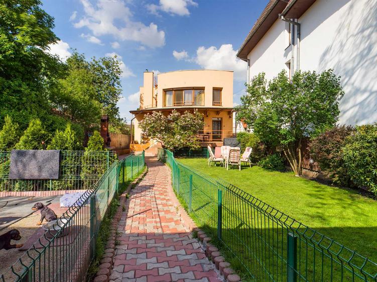 Casa individuală 10 camere in Andrei Mureșanu, 300 mp utili