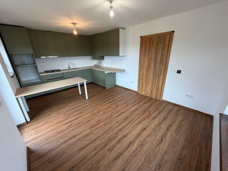Casa P + 1 , 4 camere, 2 bai, bucatarie cu dining