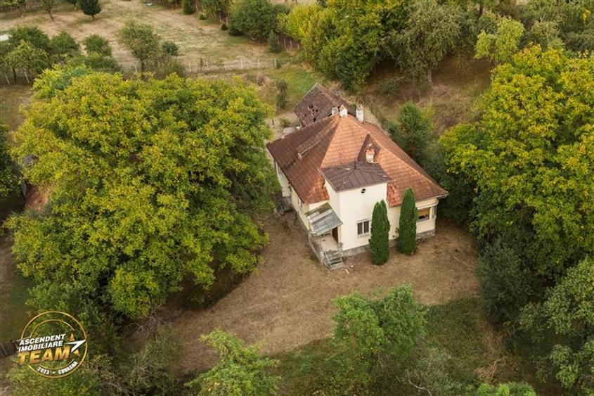 Casa cu istorie,3 camere,potential mansardare,1.840mp teren,in cadru linistit si