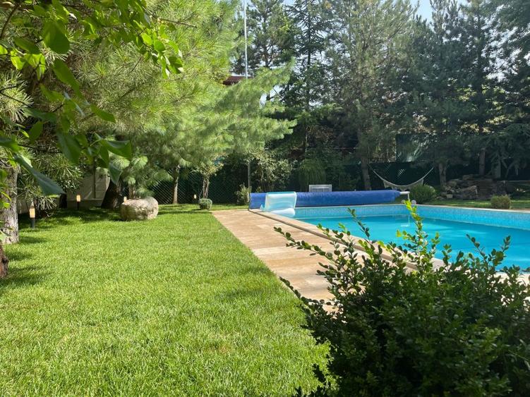Resedinta deosebita,renovata 2023,P+2,garaj 2 loc, sauna, piscina, teren 1130 mp
