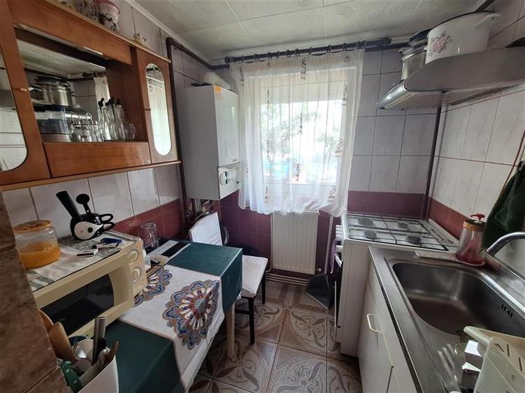 Apartament 2 camere semidecomandat , zona Milcov