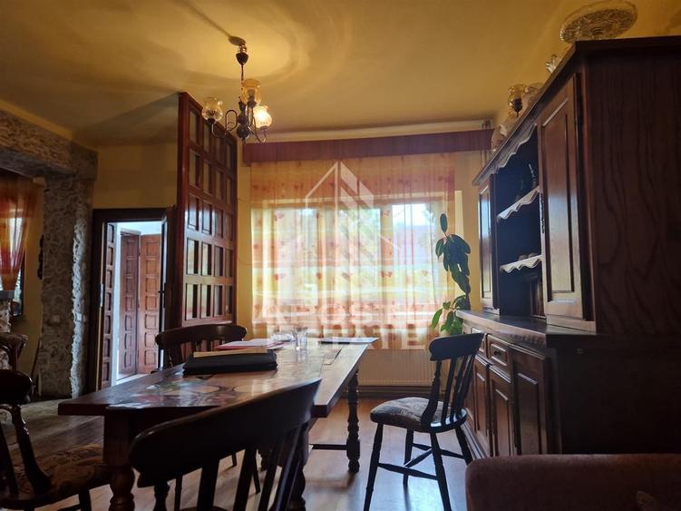 Casa familiala cu spatiu comercial si garaj P+1E+M 720 Mp