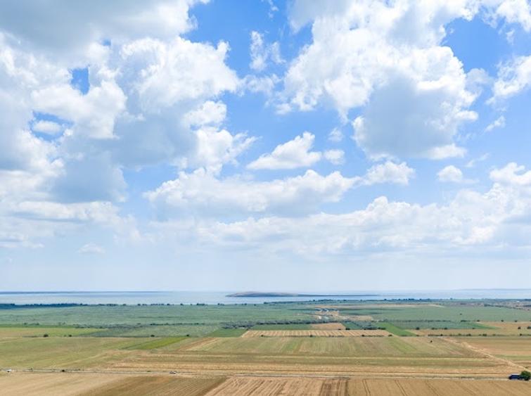 Vând teren agricol la șosea de 30.000mp în Iazurile comuna Valea Nucarilor