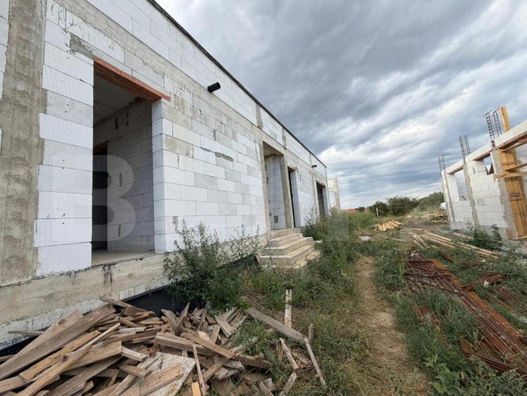 Casă la Roșu pe Dealul Furcilor – 3 Dormitoare, Subsol, Living Separat, 3 Băi