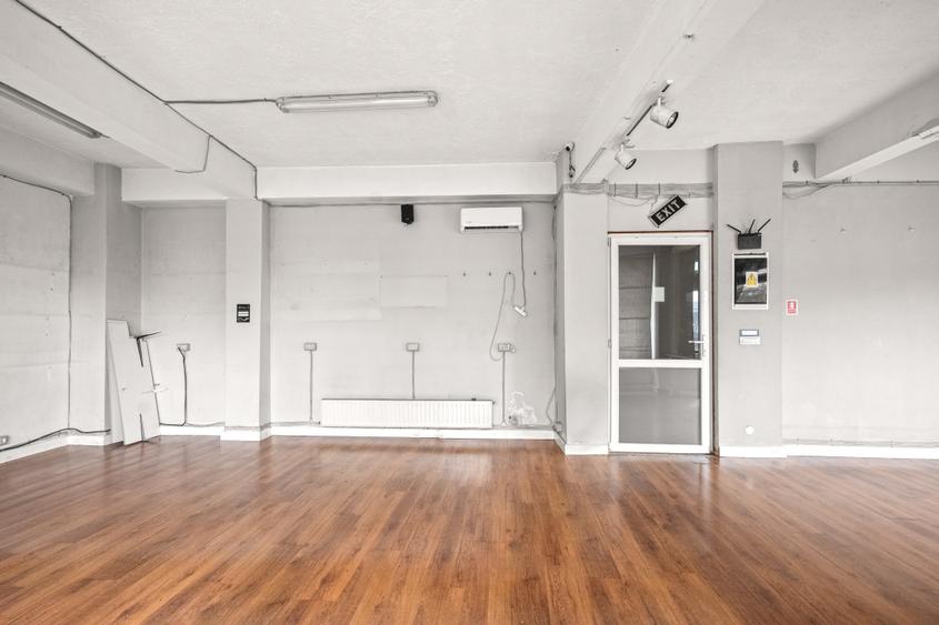 Executive Corner Office | Tavan Inalt, Ferestre Mari | Gara de Nord