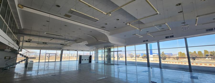 Showroom auto, construcții 6500 mp, teren 31.350 mp, deschidere 176 ml la DN 1!