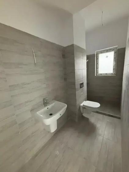 Casa De Vanzare 4 Camere | Finalizata | Curte Parcarea | Bariera