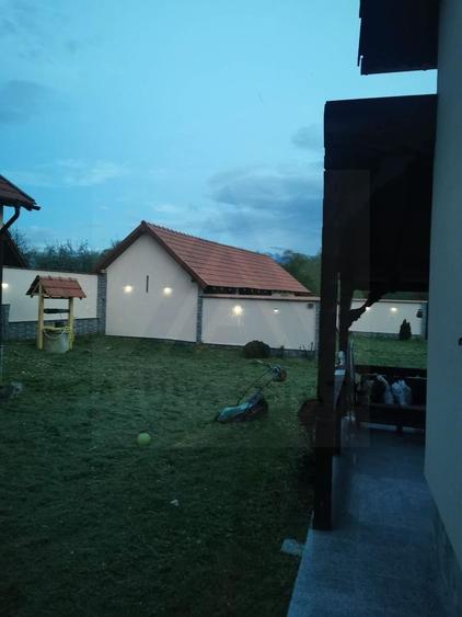 Casa individuala cu garaj 60 mp si teren+gradina 2650 mp in Porumbacu