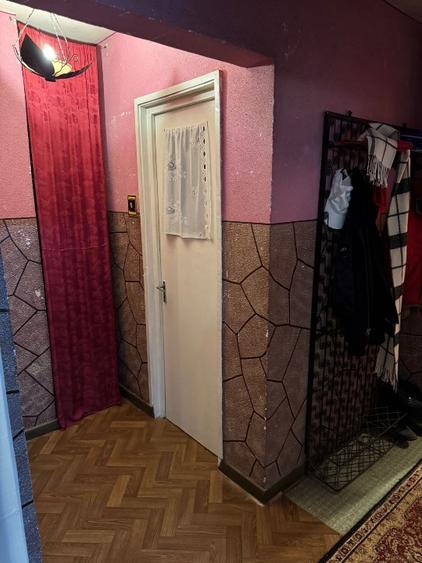 Apartament 3 camere,decomandat,centrala pe gaz,necesita imbunatatiri. Pret neg.