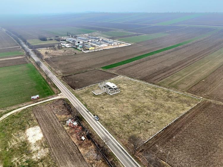 De vanzare teren 6900 mp Botosani-Hutani