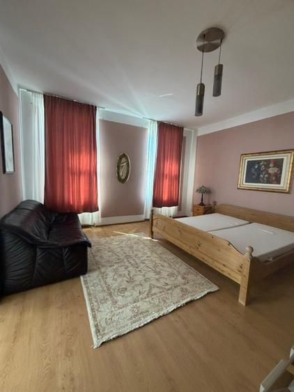 Apartament spatios , situat Central
