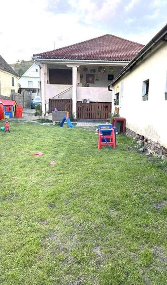 Casă 180 mp utili teren 710 mp panouri solare si hala in Sura Mare