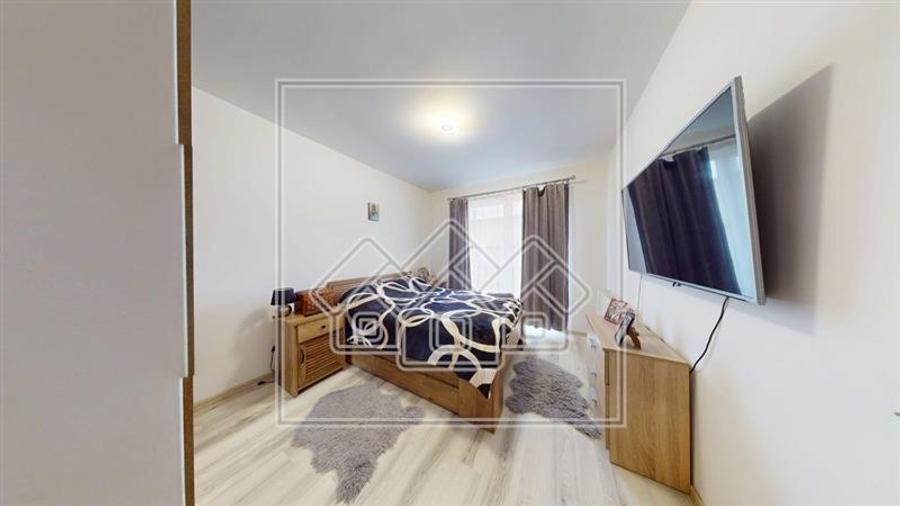 Ap cu 3 camere, balcon mare, loc de parcare - Zona Turnisor