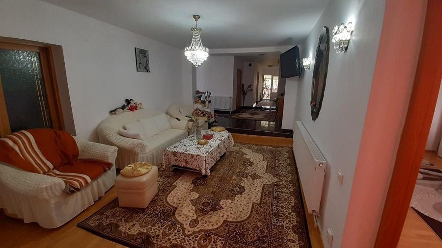 Casa moderna, foarte spatioasa, cu 1500 mp teren, în Dambul Rotund