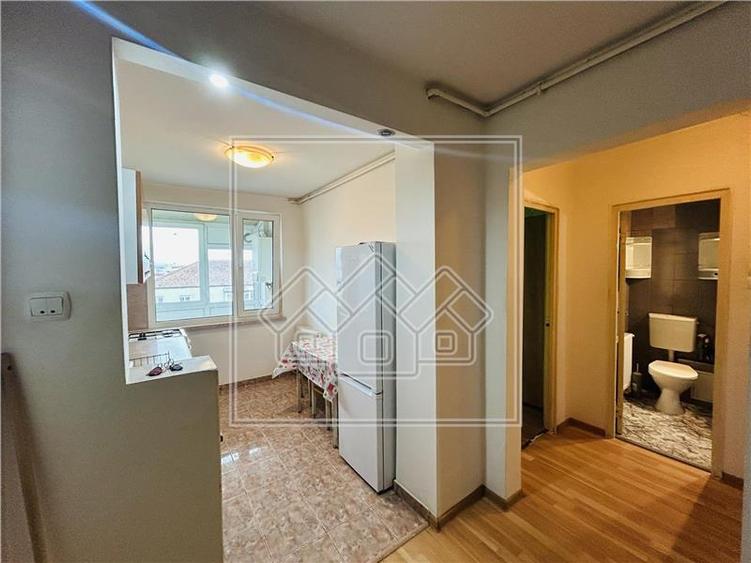 Apartament decomandat, 2 camere, balcon - M. Viteazu