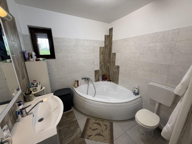 Casă înșiruită complet mobilată + curte+ 2 parcari în complex inchis!