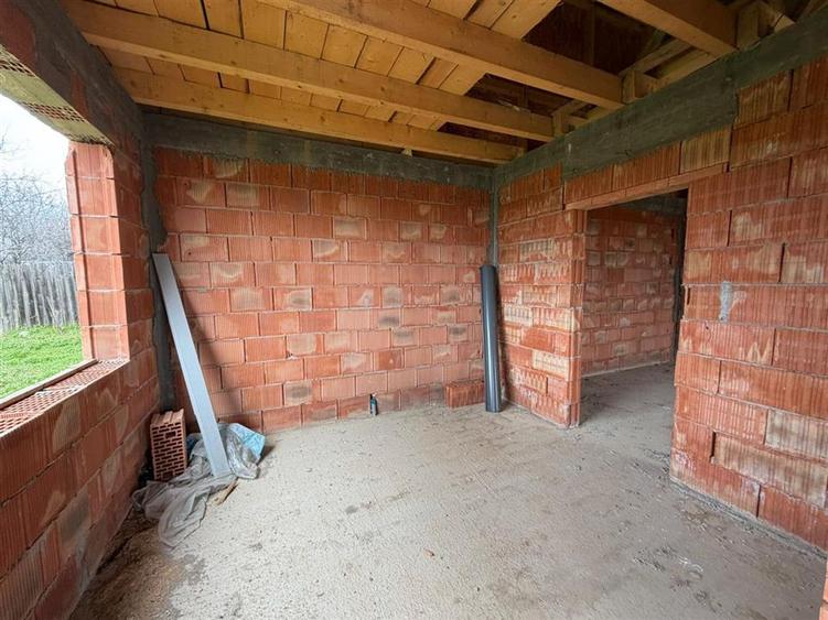 Casa la rosu din caramida de vanzare in comuna Carligele