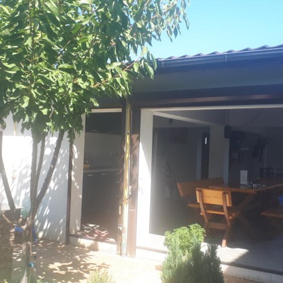 Casă P+1 de vânzare în Ovidiu Sud – 3 dormitoare, 3 garaje, teren 552 mp