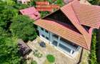Conac modern cu deal propriu: 399 mp casă, 4828 mp teren - 2