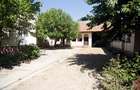 Casa tip conac, doua corpuri, cu 2.471 mp de gradina si doua fronturi - 2