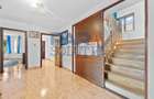 Vilă cu 6 dormitoare, 2 garaje, anexe multiple - 2076 mp teren - 10