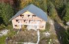 Pensiune la rosu, teren 7000mp, Valea Avrigului - 5
