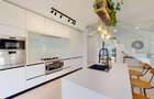 Vilă Modernă cu Atmosferă Caldă și Finisaje High-End, aproape de București - 3